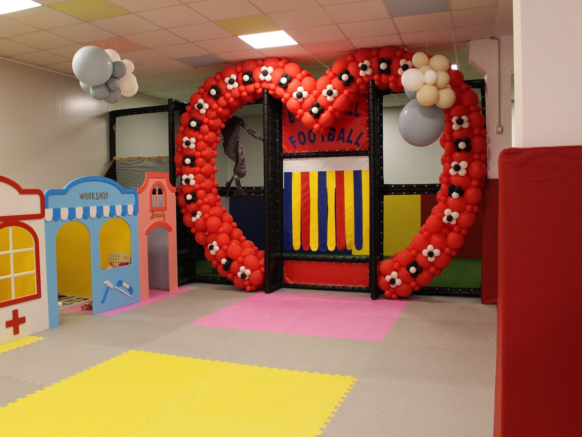 Arcadă de baloane cu mingi de fotbal, pregătită pentru o petrecere de copii la Happy PlayTime Arad