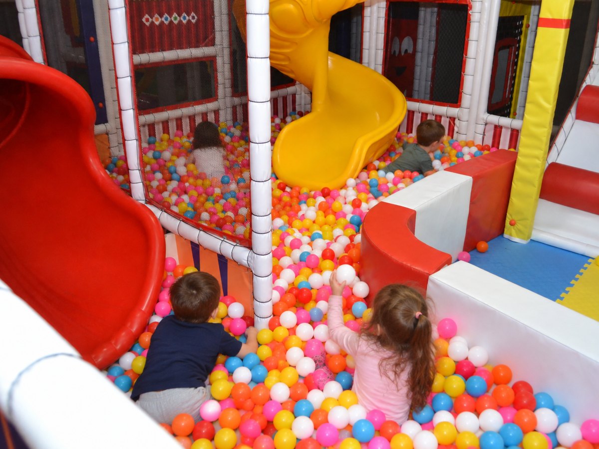 Copii jucându-se în piscina cu bile de la locul de joacă Happy PlayTime din Arad