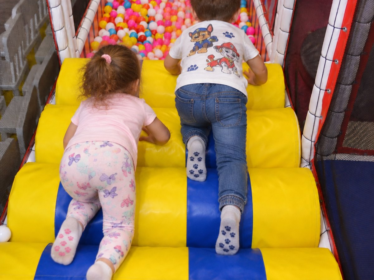 Copii urcând treptele moi din structura de joacă de la Happy PlayTime Arad