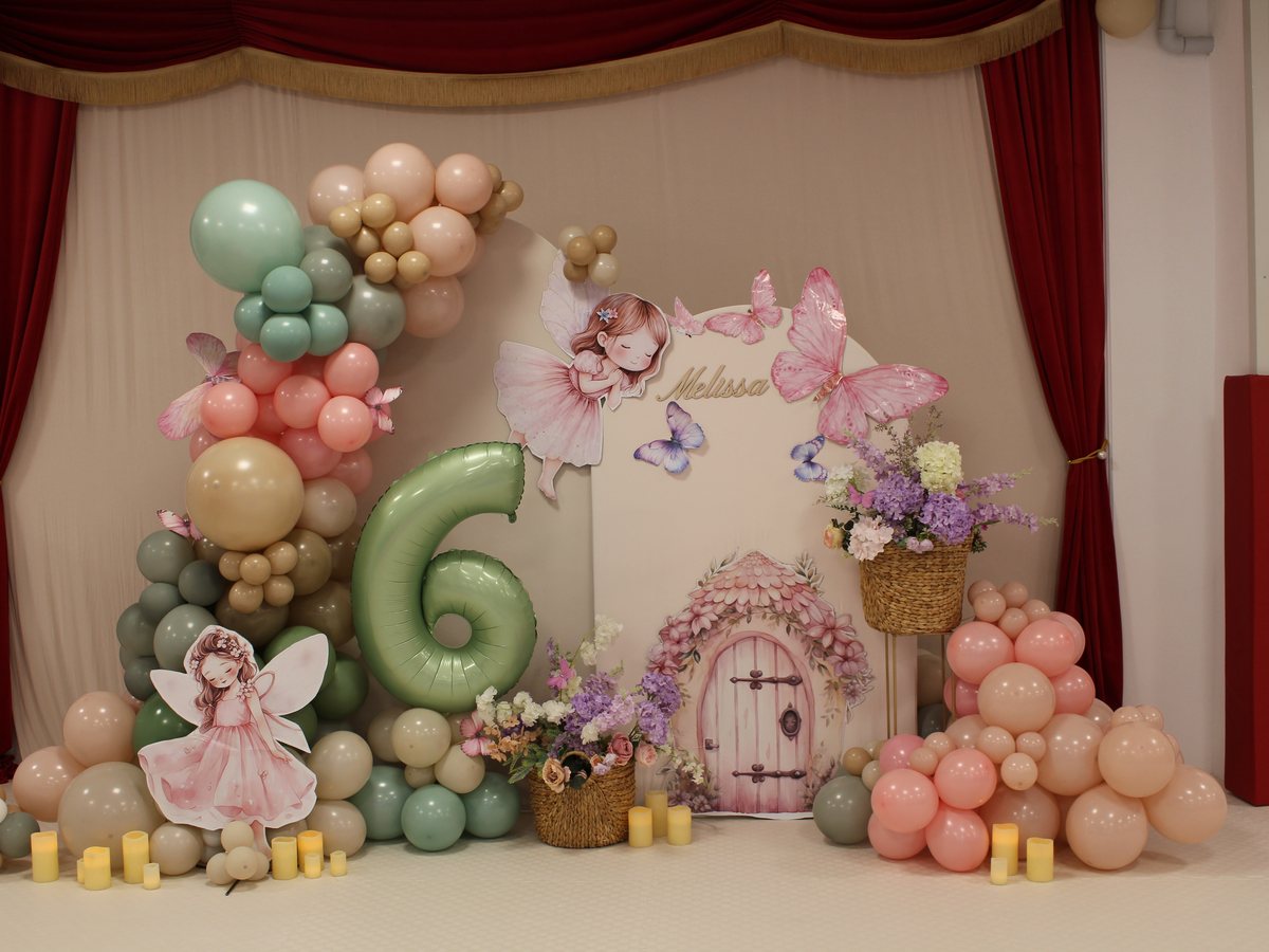 Decor cu baloane pe scenă, pentru o petrecere aniversară la Happy PlayTime Arad