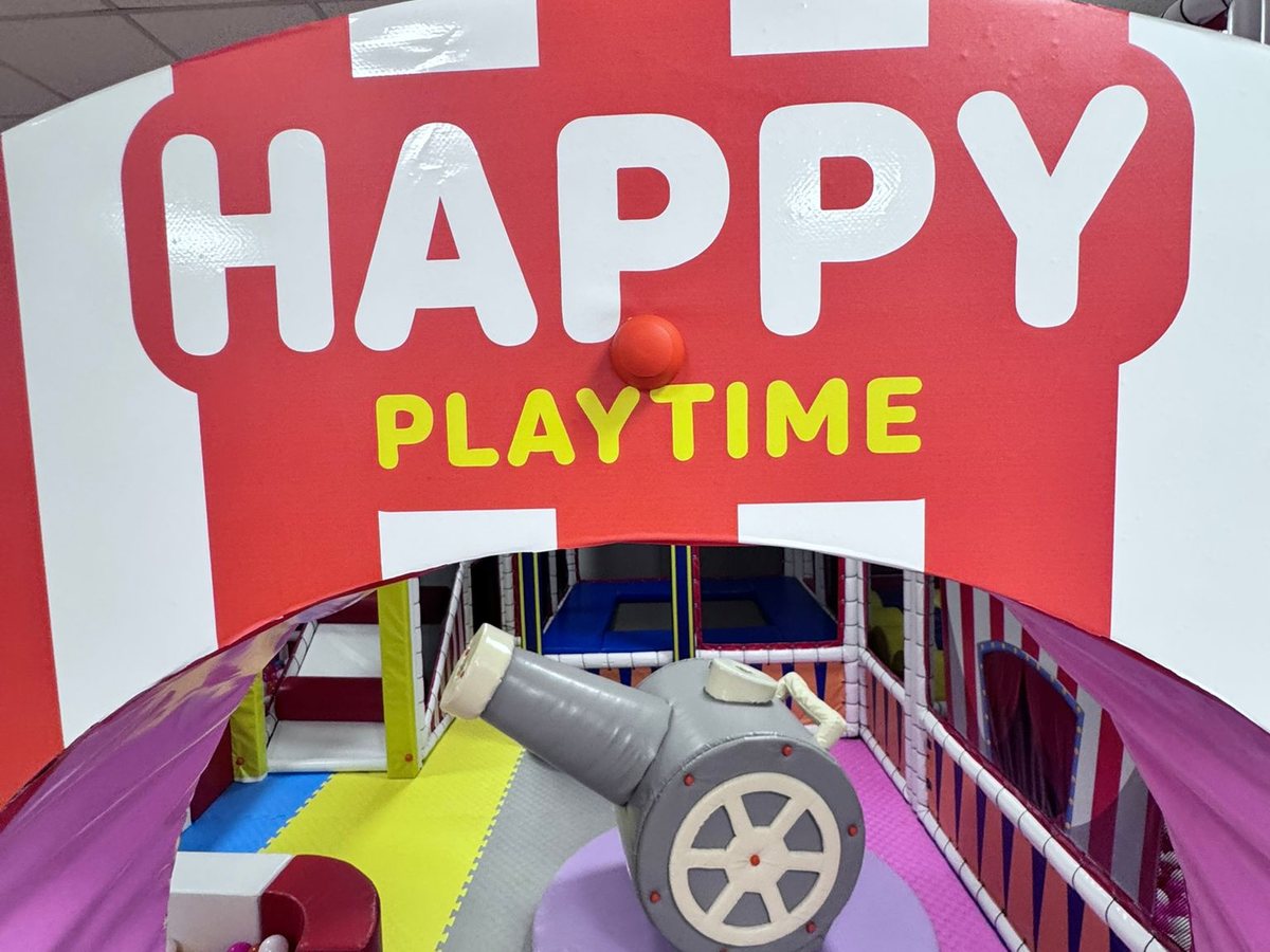 Intrarea în zona de joacă Happy PlayTime Arad, cu tunul de circ