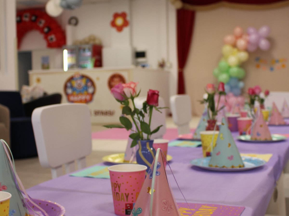 Masă aniversară pregătită pentru petrecere