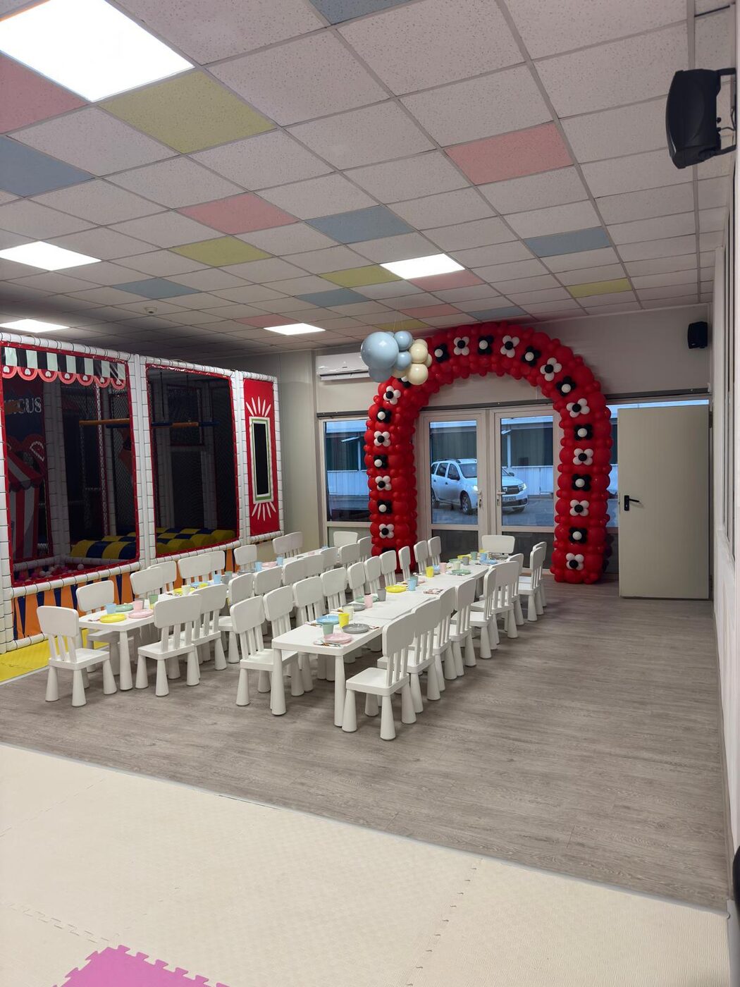 Sală de petreceri amenajată cu arc de baloane la Happy PlayTime Arad
