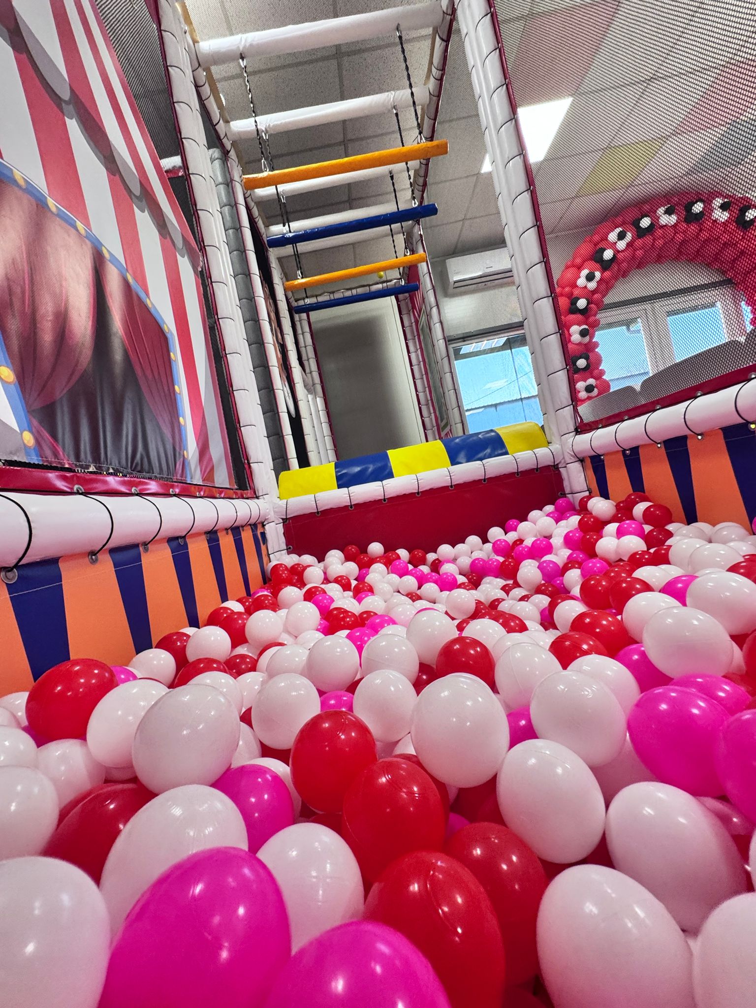 Piscină cu bile colorate la Happy PlayTime Arad