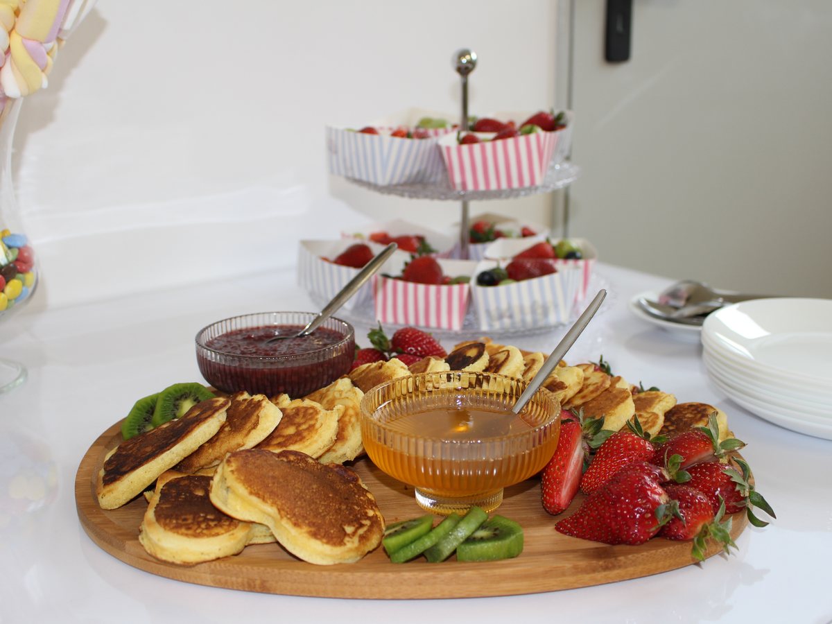 Platou cu deserturi din meniul pentru petreceri Happy PlayTime Arad