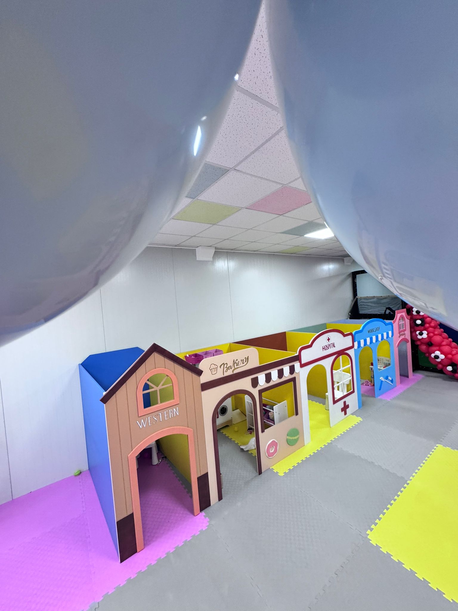 Căsuțe tematice (Bakery, Hospital, Market) la Happy PlayTime Arad
