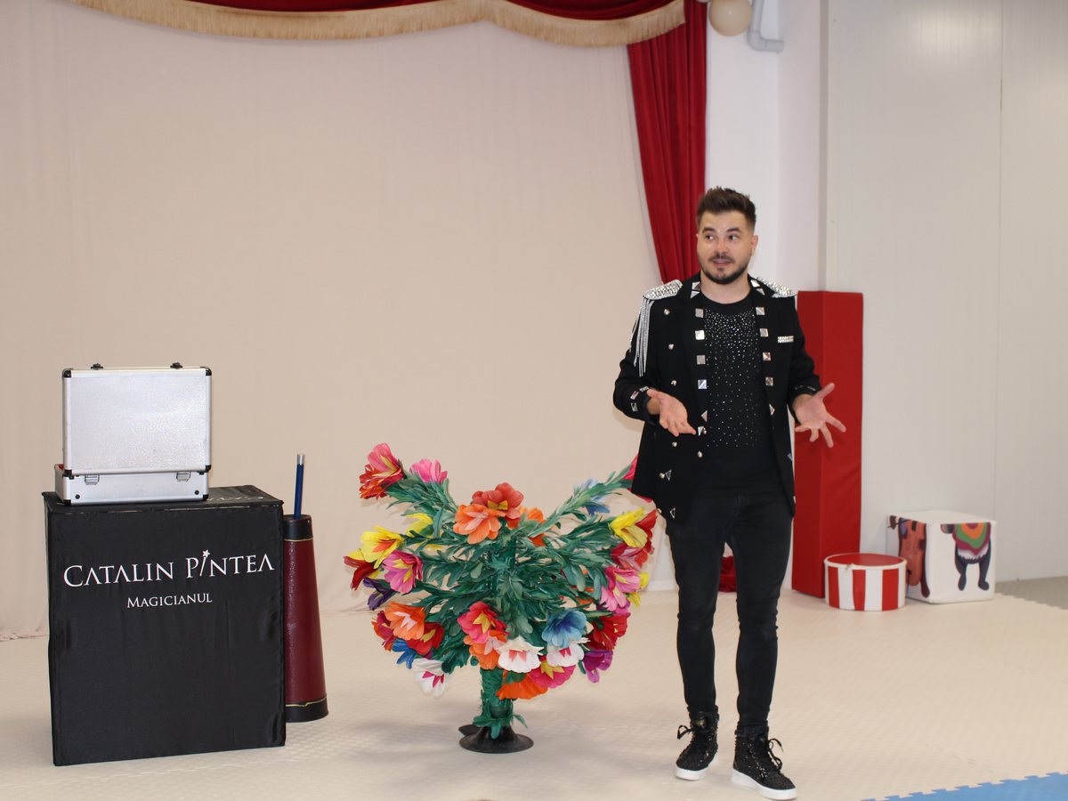 Spectacol de magie pe scenă, în timpul unei petreceri la Happy PlayTime Arad