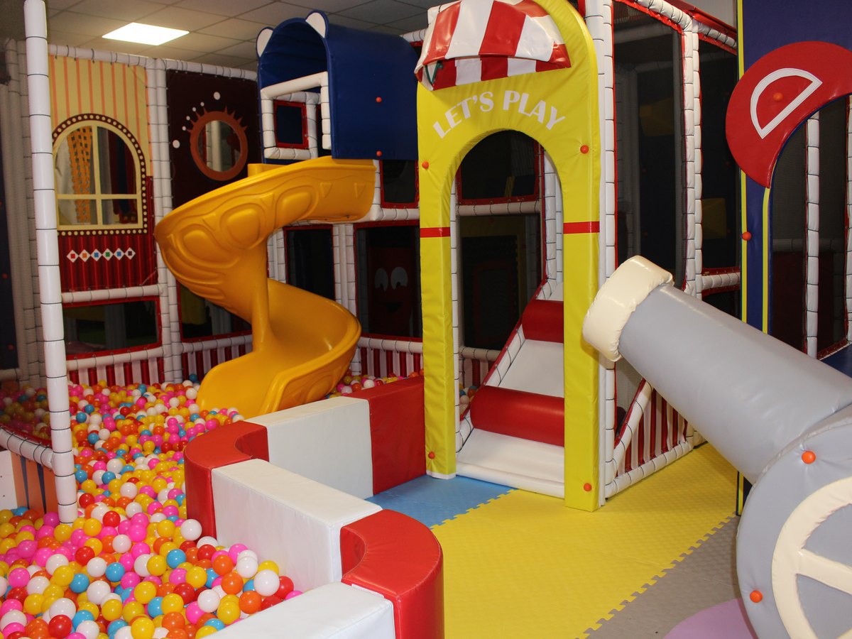Tobogan galben în spirală și piscină cu bile colorate, în structura de joacă de la Happy PlayTime Arad