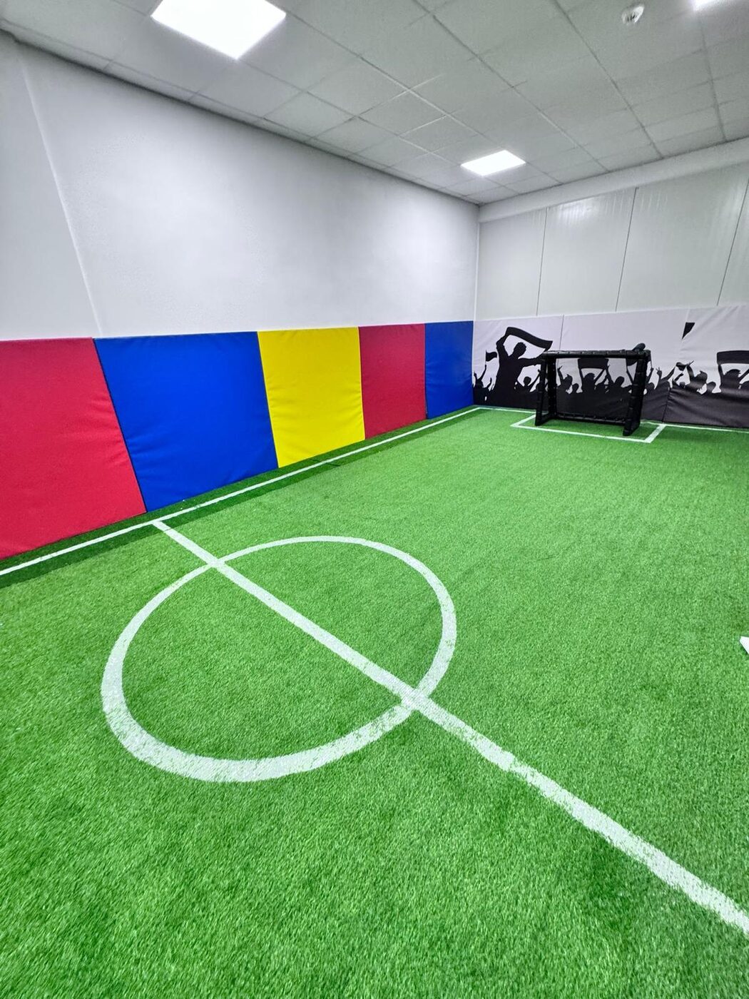 Teren de fotbal indoor pentru copii