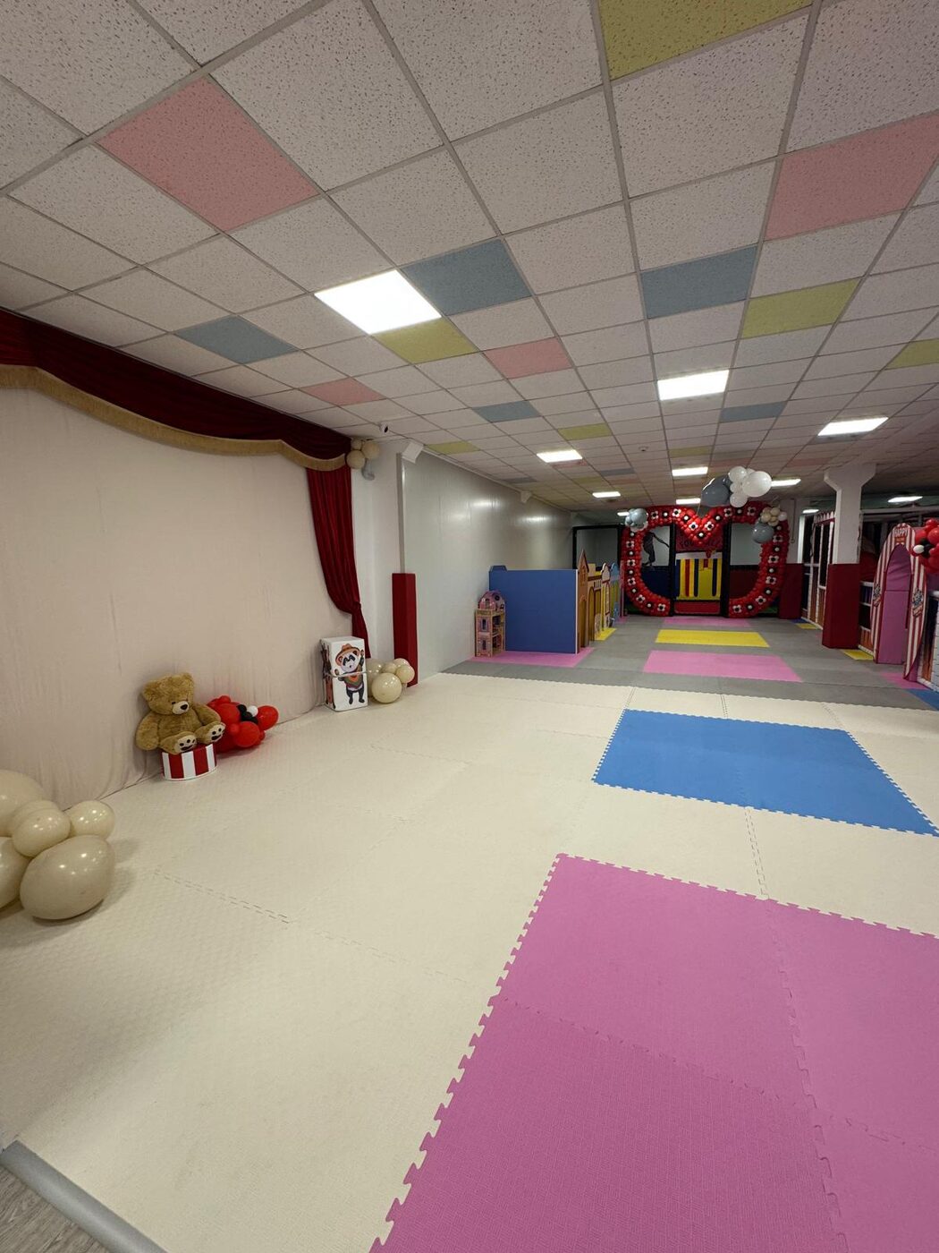 Zonă de joacă spațioasă cu saltele moi la Happy PlayTime Arad