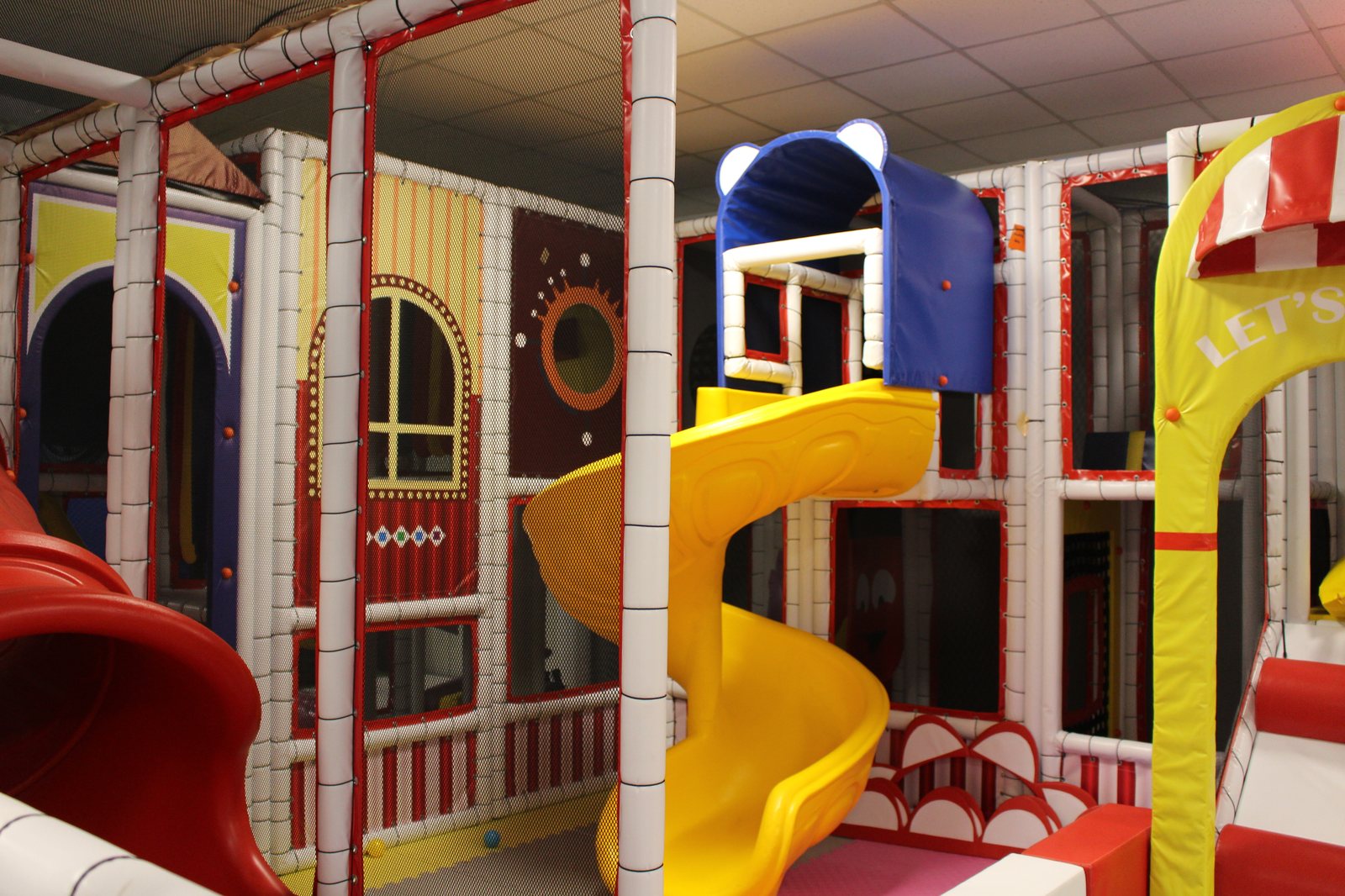 Interiorul locului de joacă Happy PlayTime din Arad, cu tobogane și zone tematice
