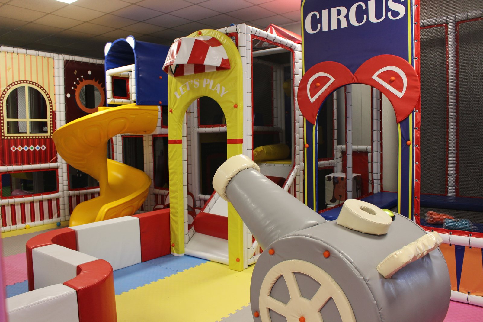 Structura de joacă tematică Circus, cu tobogan spiralat, la Happy PlayTime Arad