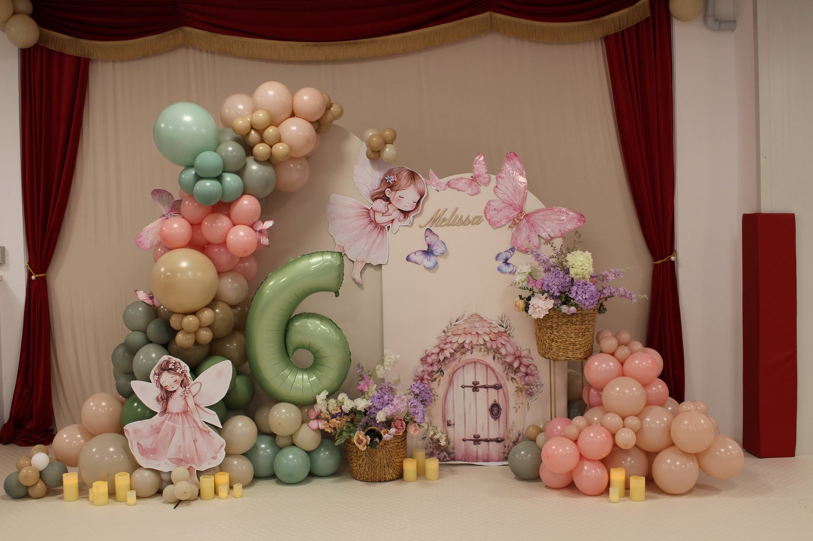 Scenă decorată cu baloane pentru o petrecere aniversară la Happy PlayTime Arad